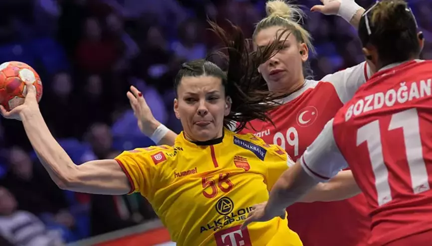 报16连胜终结之仇！凯恩破门追平姆巴佩，拜仁3-2柏林联合三线狂飙